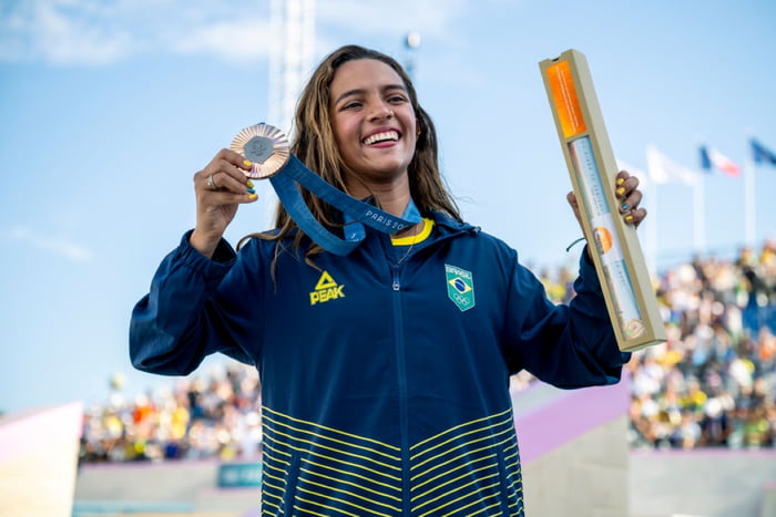 Imagem colorida de Rayssa Leal com medalha olímpica- Metrópoles